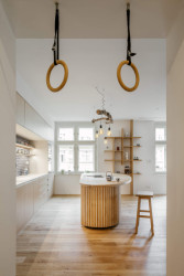 Byt v Praze-Vinohradech, Archistroj a Atelier HORIZONT: Ústředním prostorem bytu je hlavní obytný pokoj, obsahuje kuchyň, jídelnu i obývací pokoj