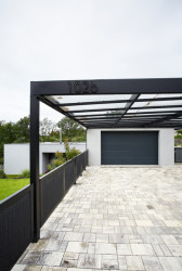 Rodinný dům v Berouně, Markéta Bromová architekti: Hmota domu je rozdělena do dvou částí. Garáž se skladem se architekta rozhodla oddělit a umístila ji na úroveň silnice