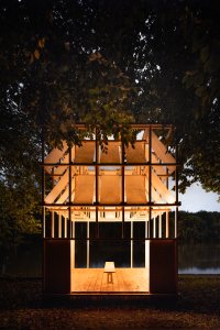 Čajový pavilon od studia GRAU oslovil porotu hlavně svou promyšlenou dřevěnou konstrukcí. Je to podle ní "ideální místo pro sklidnění a rozjímání" a malý kus Japonska na břehu přehrady v Českém Těšíně.