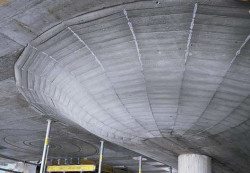 Zvláštní bednění vyrobené na míru pro tento projekt dalo tvar i speciálním oválným výztužím, kterým tým stavby přezdívá „vorvani“ (6b) - foto