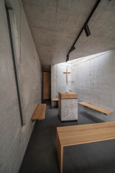 Dalším použitým materiálem je dřevo. (Kaple v Praze-Záběhlicích; JIRSA – ARCHITEKTI)