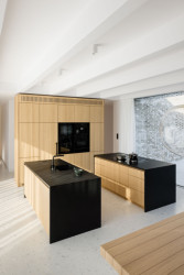 Rodinný dům v Záhorských sadech v Bratislavě, ARCHITEKTI mikulaj & mikulajova: Pohled do skleněného úseku, který obsahuje kuchyň s jídelnou