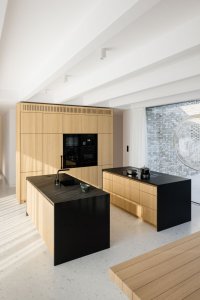 Rodinný dům v Záhorských sadech v Bratislavě, ARCHITEKTI mikulaj & mikulajova: Pohled do skleněného úseku, který obsahuje kuchyň s jídelnou