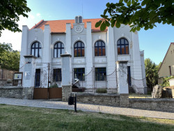 Bývalá synagoga, Bohuslav Moravec, 1902: V architektuře místní židovské sakrální stavby se mísí moderna s barokem