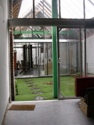 Zahrada s posuvnou skleněnou střechou v domě pro umělkyni, architecten de vylder vinck taillieu