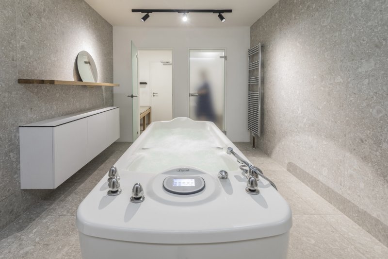 Petr Hák proměnil bývalou lázeňskou polikliniku v Poděbradech na designový hotel Chariclea