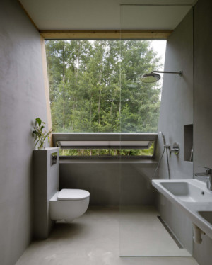 Koupelna s výhledem do lesa. (Dům se šikmou fasádou; Papundekl architekti)