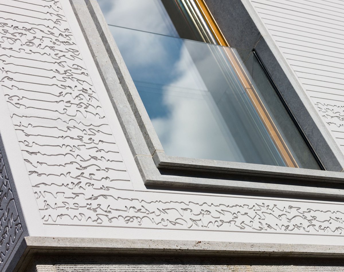 V roce 2011 navrhli architekti z kanceláře Franken obytný dům ve Frankfurtu s fasádou, která digitálně na původní hrázdění. Vzor napodobňující hrázděný dům byl vyfrézován do fasádních panelů StoDeco.