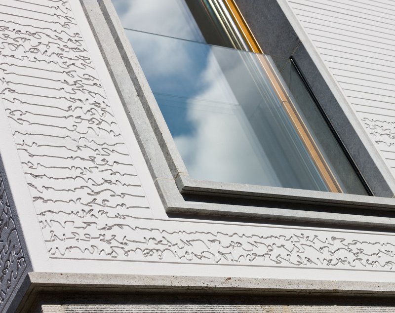 V roce 2011 navrhli architekti z kanceláře Franken obytný dům ve Frankfurtu s fasádou, která digitálně na původní hrázdění. Vzor napodobňující hrázděný dům byl vyfrézován do fasádních panelů StoDeco.