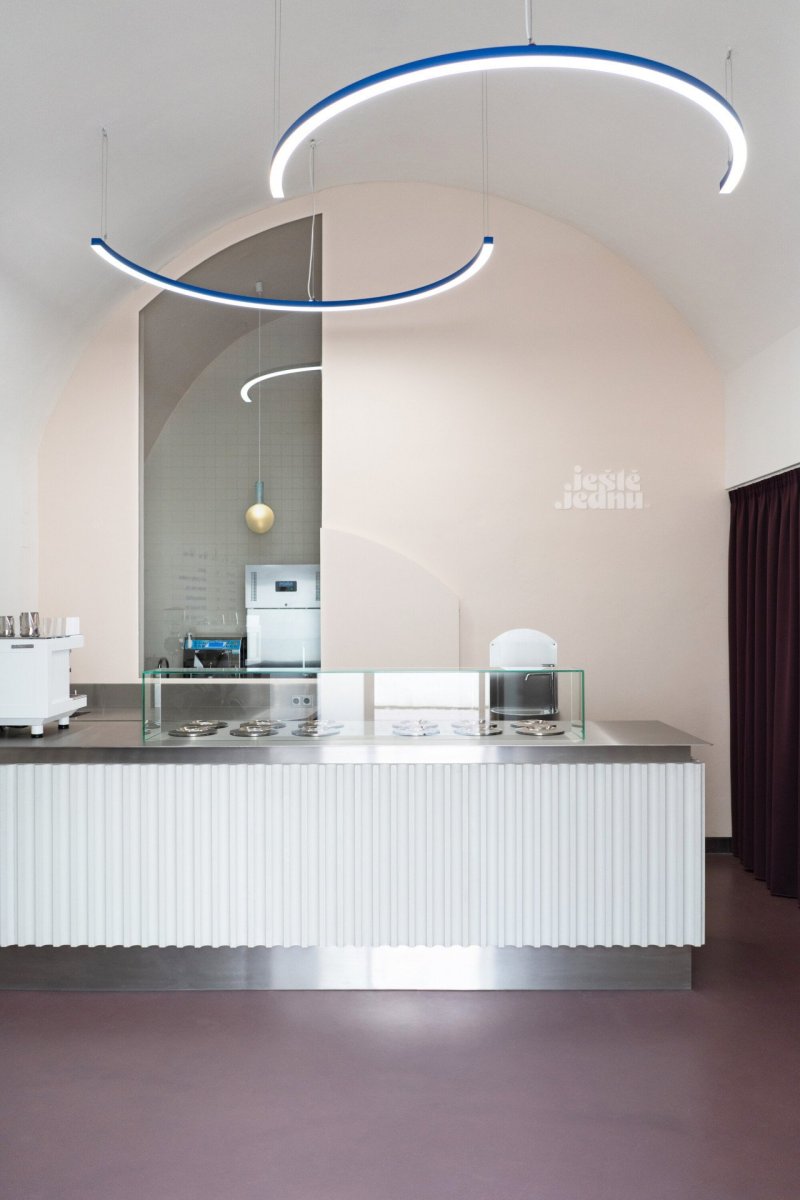 Interiér zmrzlinárny v Brně od architektky Barbory Kudelové