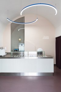 Interiér zmrzlinárny v Brně od architektky Barbory Kudelové