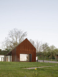 Velké okno z obývacího pokoje se dívá na přehradu (Víkendový dům nad přehradou, NOIZ architekti)