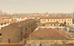 Šest řadovek ve starobyle stodole v Sesto San Giovanni