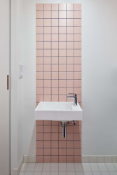 Nebo barevné obklady (Panelákový byt na Jarově, Kateřina Hodková a Markéta Smrčková)