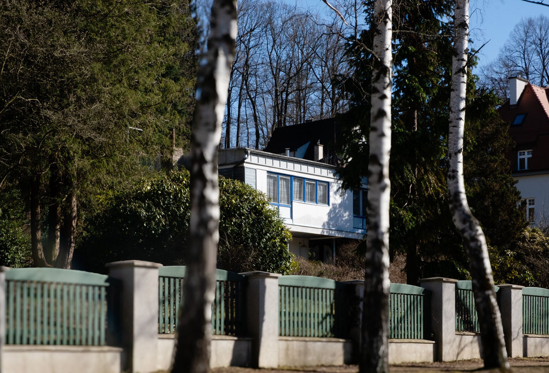 Mezi secesními vilami stojí od 60. let minulého století poměrně skromná, montovaná stavba z prefabrikovaných panelů, která se stala domovem autora Ještědu, architektka Karla Hubáčka. 