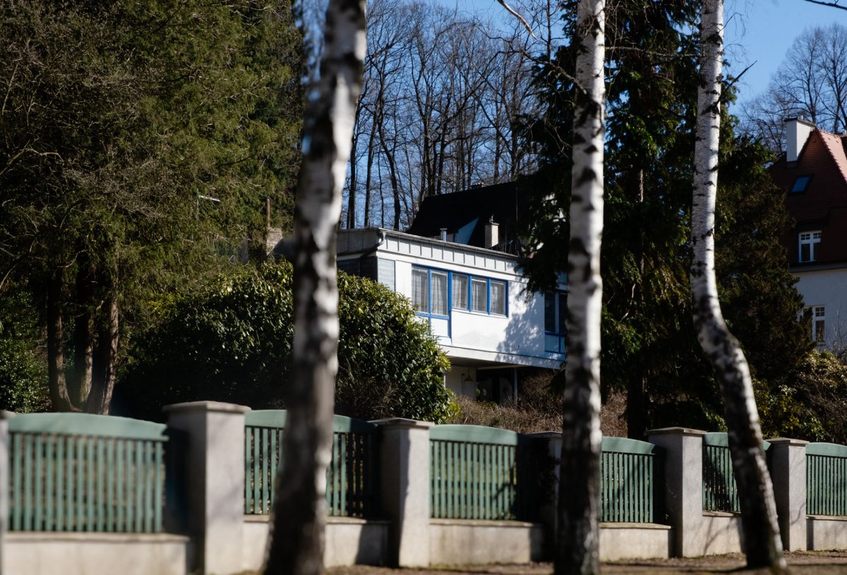 Mezi secesními vilami stojí od 60. let minulého století poměrně skromná, montovaná stavba z prefabrikovaných panelů, která se stala domovem autora Ještědu, architektka Karla Hubáčka. 