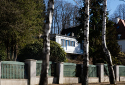 Mezi secesními vilami stojí od 60. let minulého století poměrně skromná, montovaná stavba z prefabrikovaných panelů, která se stala domovem autora Ještědu, architektka Karla Hubáčka. 