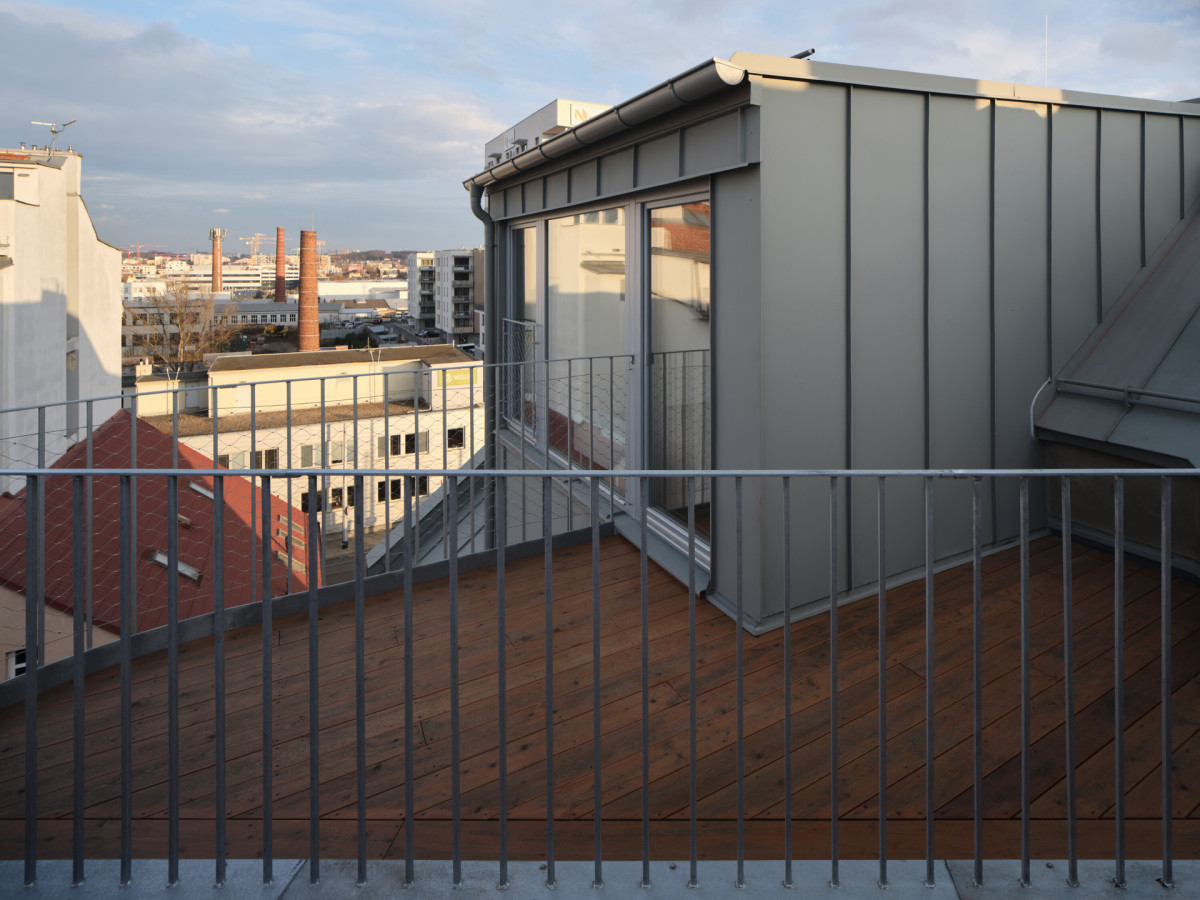 Střešní pobytová část dvou bytů s vikýři. (Nástavba Harfa; matěj šebek architekti)