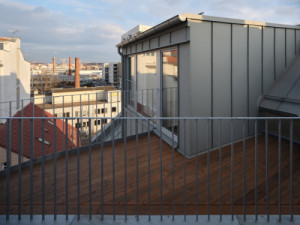 Střešní pobytová část dvou bytů s vikýři. (Nástavba Harfa; matěj šebek architekti)