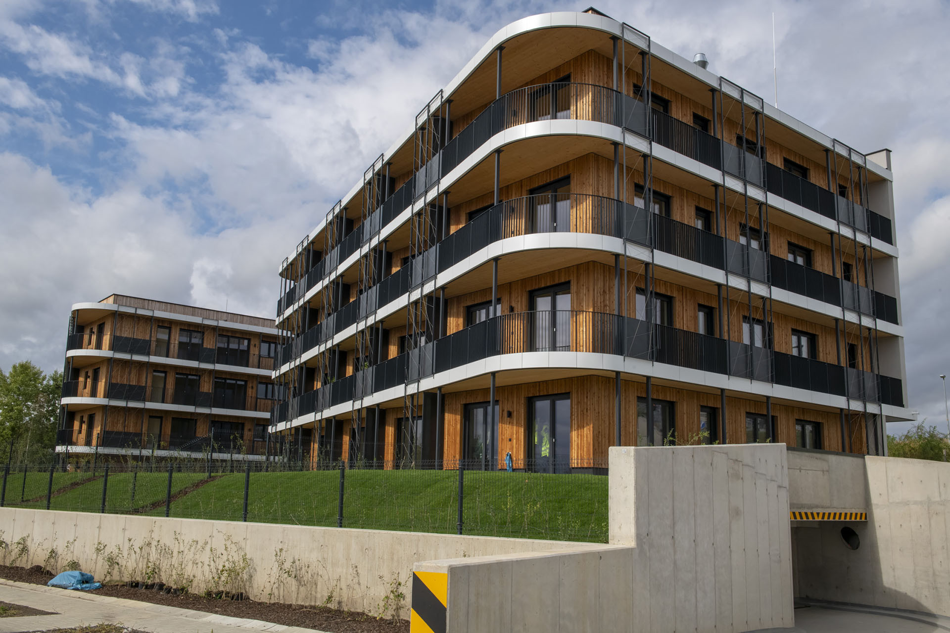 Jsou tu byty od 39 do 110 m². Všechna mají velká okna, průběžné balkony, do budoucna je poroste zeleň. Cena: v průměru okolo 140 tisíc korun za m².