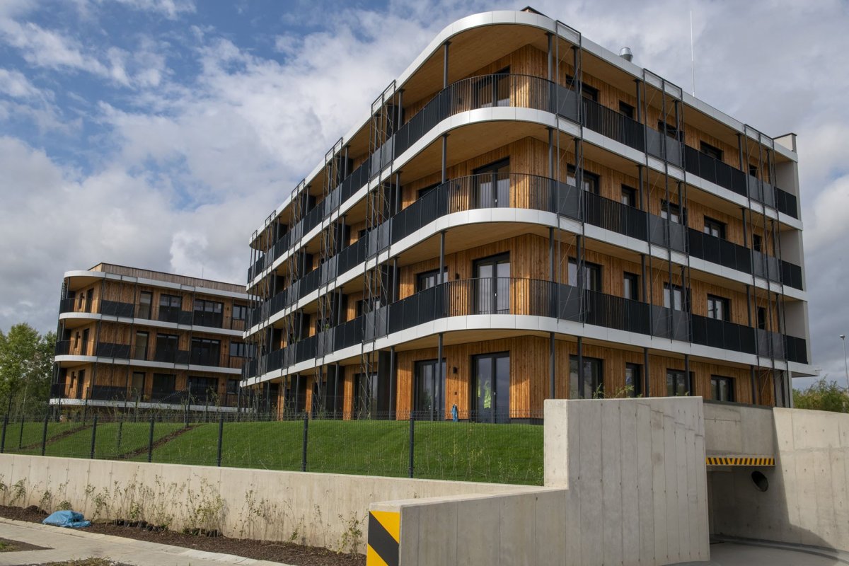 Jsou tu byty od 39 do 110 m². Všechna mají velká okna, průběžné balkony, do budoucna je poroste zeleň. Cena: v průměru okolo 140 tisíc korun za m².