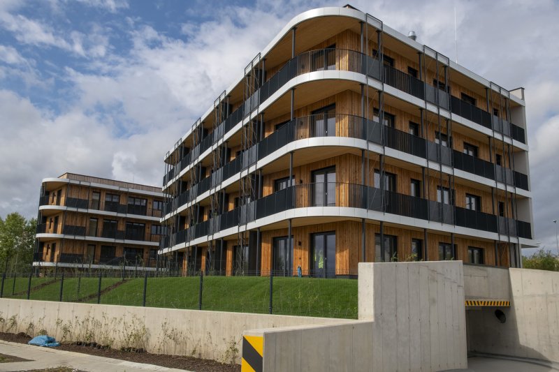 Jsou tu byty od 39 do 110 m². Všechna mají velká okna, průběžné balkony, do budoucna je poroste zeleň. Cena: v průměru okolo 140 tisíc korun za m².