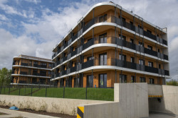 Jsou tu byty od 39 do 110 m². Všechna mají velká okna, průběžné balkony, do budoucna je poroste zeleň. Cena: v průměru okolo 140 tisíc korun za m².