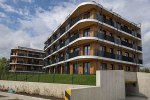 Jsou tu byty od 39 do 110 m². Všechna mají velká okna, průběžné balkony, do budoucna je poroste zeleň. Cena: v průměru okolo 140 tisíc korun za m².
