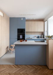 Kuchyně byla původně v samostatné místnosti, nyní je propojená s obývacím pokojem. (Rekonstrukce bytu v panelovém domě v Praze na Gutovce; P2P.)