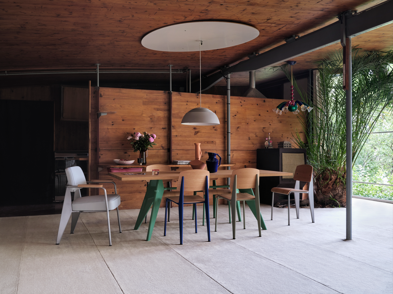 Interiér domu Jean Prouvé v Nancy s židlemi Standard a křeslem Fauteuil Direction