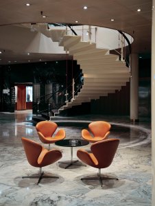 Lobby hotelu vévodí elegantní schodiště, dobová fotografie.