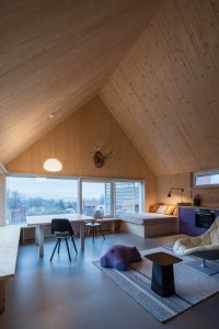 Chata v Jizerských horách, Markéta Cajthamlová, Architektonická projekční kancelář: Dispozice domu je rozdělena na třetiny. Obytný prostor s kuchyní, jídelnou a krbem je orientovaný na západ