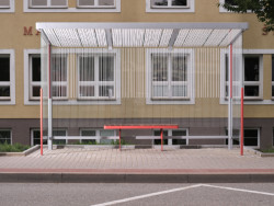 Bílá grafika chrání před přímým slunečním zářením, zároveň jemně dělí prostor přístřešku od jeho okolí.