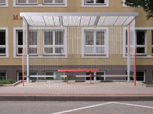 Bílá grafika chrání před přímým slunečním zářením, zároveň jemně dělí prostor přístřešku od jeho okolí.