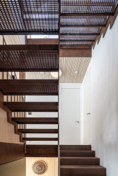 Celý dům vertikálně propojuje jedno schodiště. (Dům Devín, plusminusarchitects)