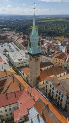 Radniční věž ve Znojmě po čtyřleté rekonstrukci znovu zpřístupňuje svou historickou konstrukci i vyhlídku na město a okolní krajinu.