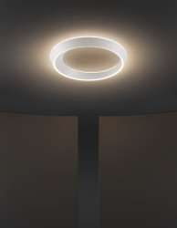 Svítidlo Tidal v bílé barvě. Pro Lodes jej navrhlo Studio Needs.