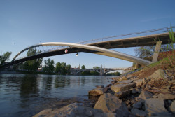 Protože zde plují lodě, nemá lávka žádný pilíř.