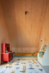 Dům v Říčanech, ateliér Hajný: dětský pokoj v podkroví