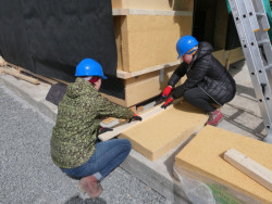 Studenti projekt nejen navrhli a vše spočítali, ale nakonec dům i postavili