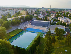 V jeho okolí najdeme několik dalších sportovních areálů