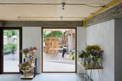 V části stavby funguje také květinářství (Krafferova zahrada v Jindřichově Hradci od matěj šebek architekti a Ateliér Za Mák)