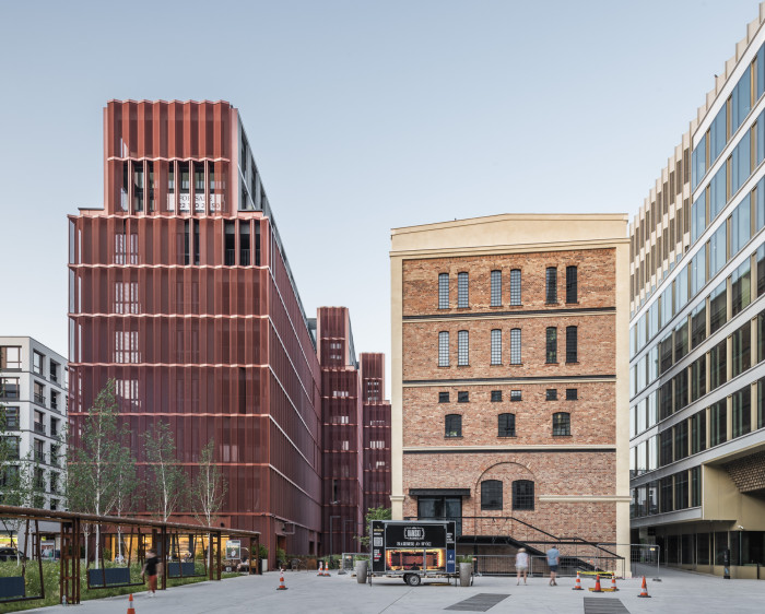 Architektonické studio JEMS Architekci realizovalo v areálu Varšavských pivovarů bytový dům, který nabízí byty od garsoniér až po dvoupatrové penthousy