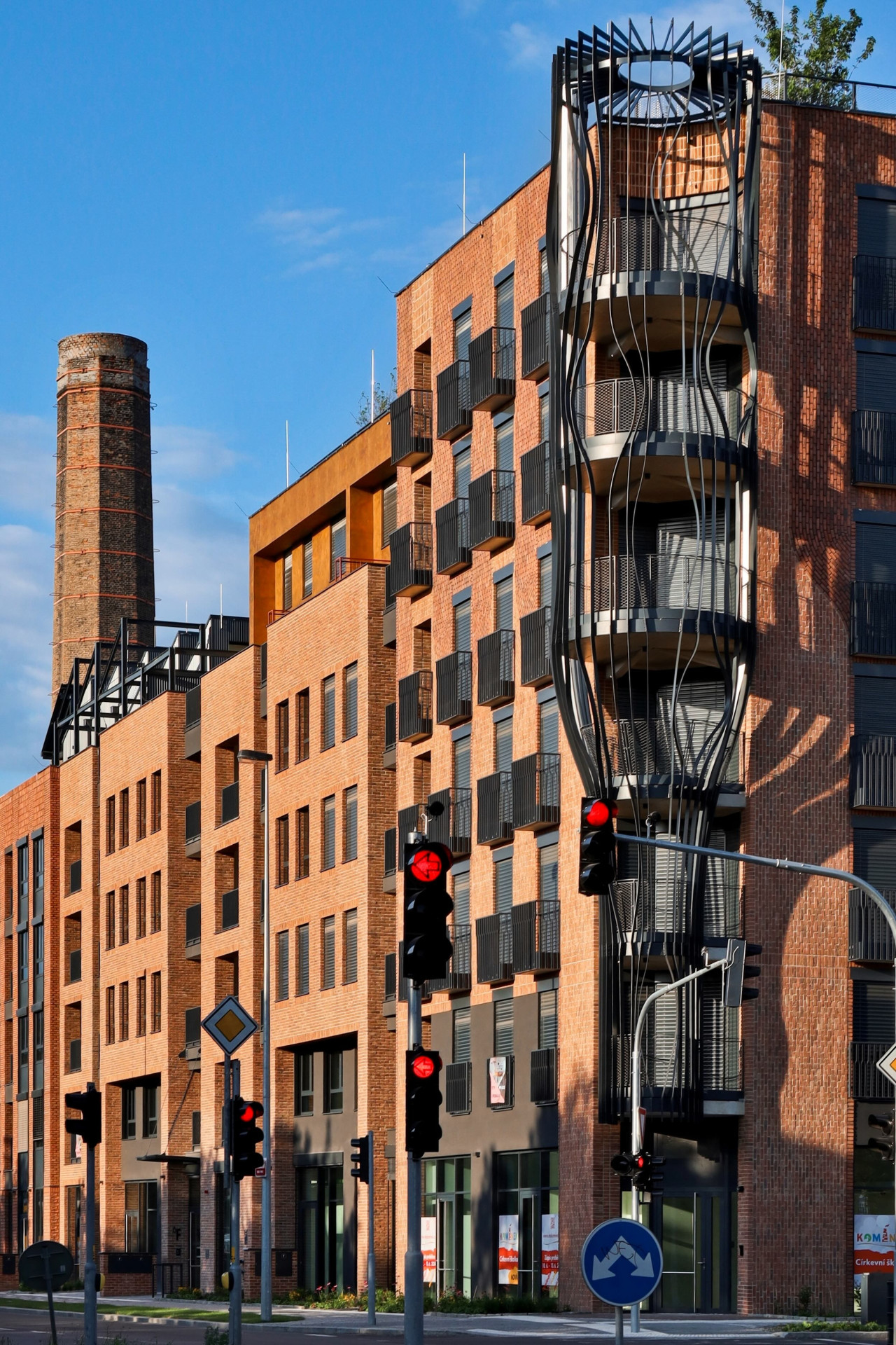 Dříve lihovar, dneska 240 bytů všech velikostí. A vyrostou další byty, kanceláře a restaurace.