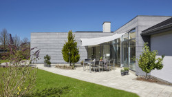 Povrch desek se zvolna mění v závislosti na působení povětrnostních podmínek a časem tak získává efektní patinu a přirozeně stárne, foto