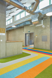 Rozvodná potrubí i konstrukční materiály ponechali architekti odkryté, aby i děti mohly vnímat, co vše budova k životu potřebuje.  (ZŠ bratří Fričů v Ondřejově; ATELIER 6)