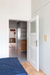 Původní dveře se zachovat nepodařilo, ale dobové našel majitel na bazaru.  - Rekonstrukce bytu v Praze - Holešovicích, Studio Schwestern.