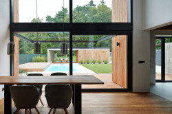 Převýšená jídelna se otevírá do intimní části zahrady. (Dům ve třech zahradách, Air ateliér)