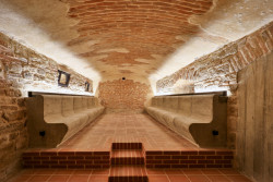 Ručně vyráběná cihlová dlažba Klinker ve sklepě radnice v Brandýse nad Labem