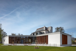 Nově se do knihovny vstupuje přístavbou. (Městská knihovna v Rožnově pod Radhoštěm, ČTYŘSTĚN)